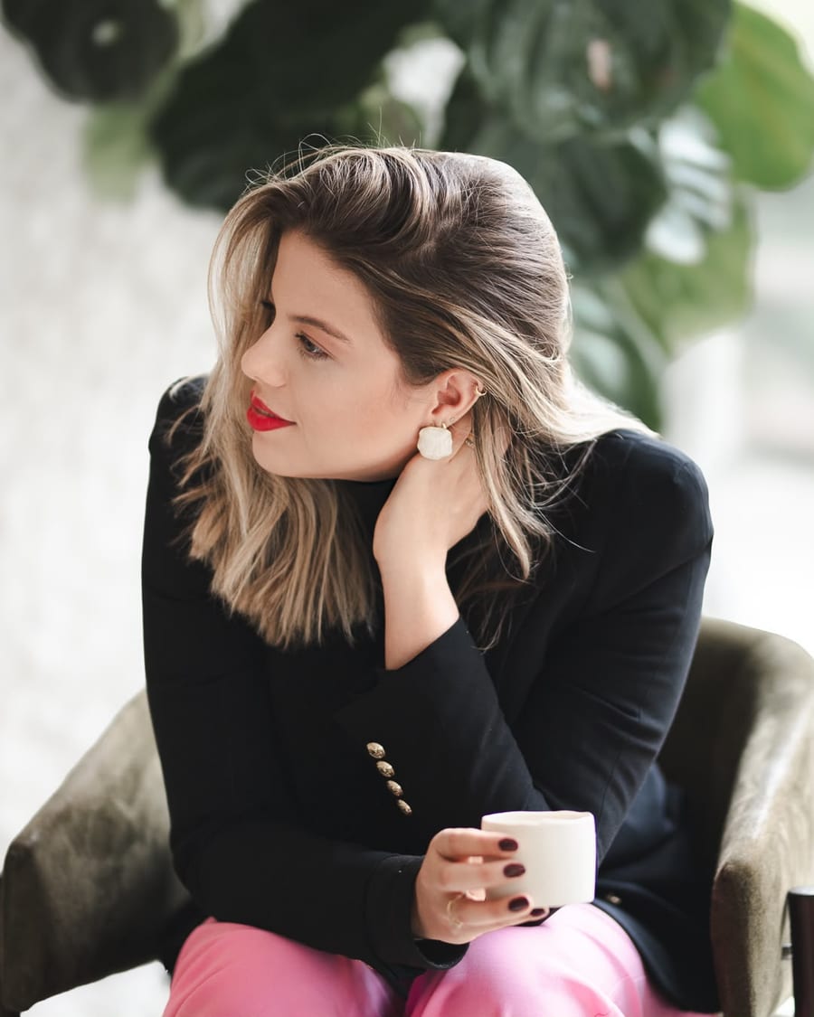 Sheila Lima de perfil, segurando uma xícara