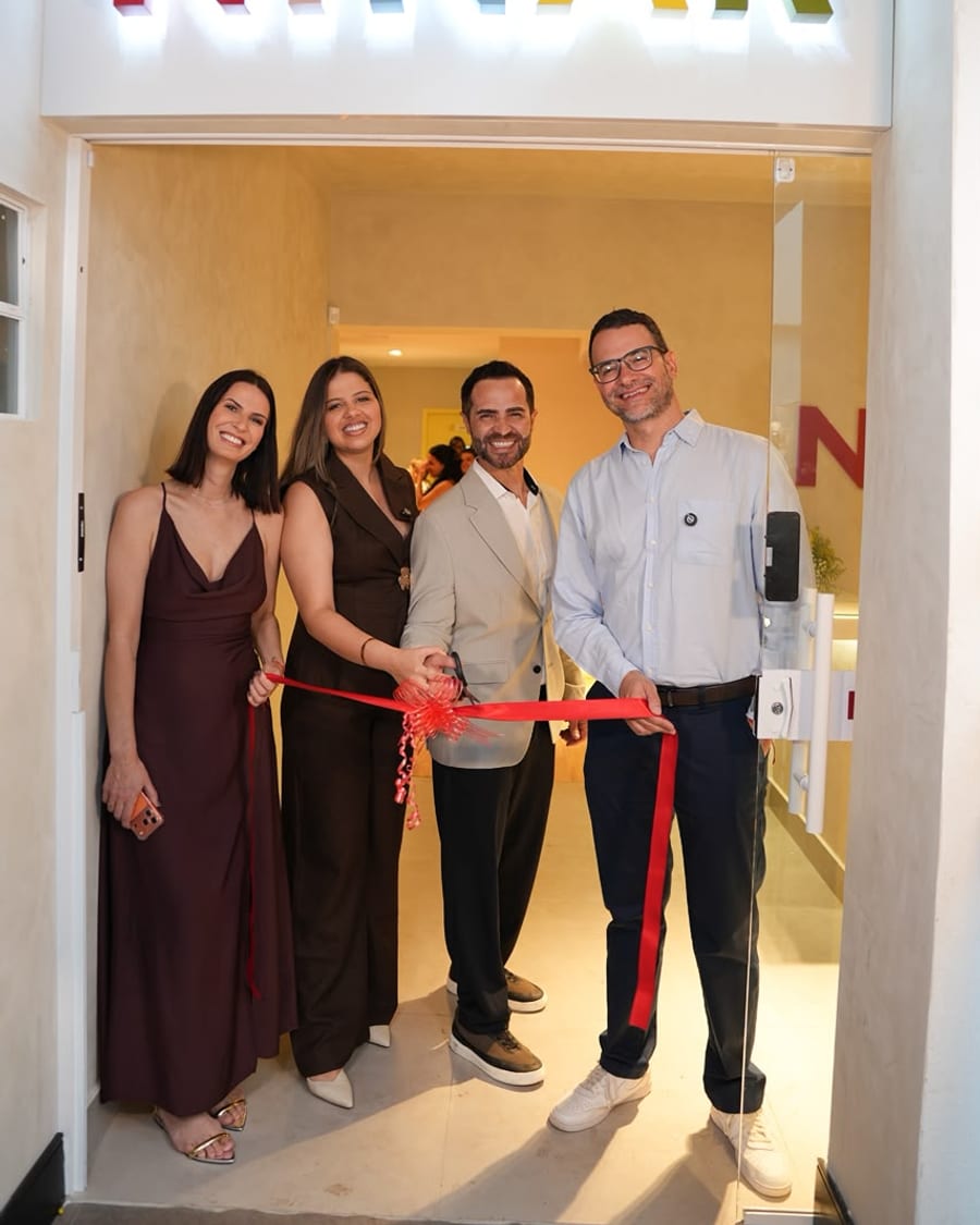 Equipe da unidade na inauguração, cortando a fita
